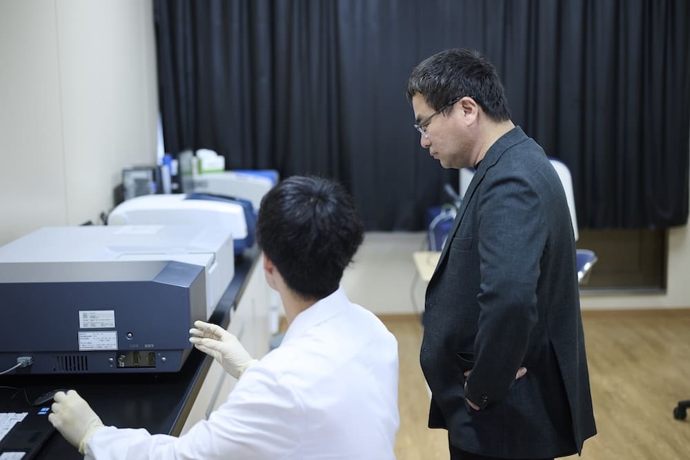 分析する学生